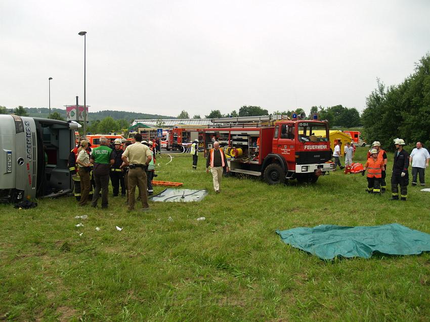 Schwerer Unfall mit Reisebus Lohmar Donrather Dreieck P362.JPG